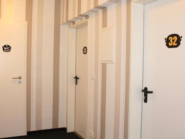 Hotel Famosa : photo 2 de la chambre chambre simple avec salle de bains extérieure privative