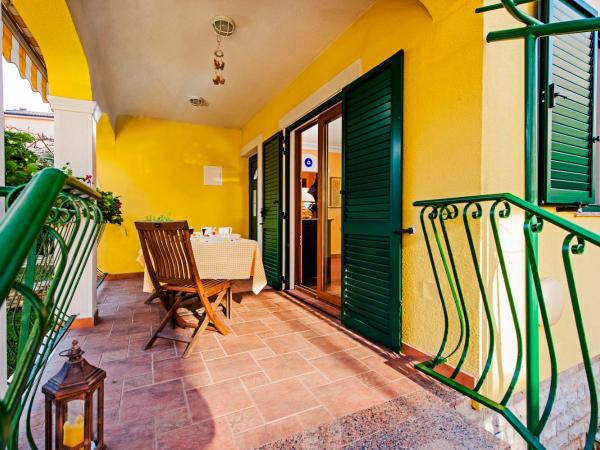 Apartments and Rooms Villa Dea ADULTS ONLY : photo 10 de la chambre appartement supérieur 1 chambre avec terrasse - vue sur jardin