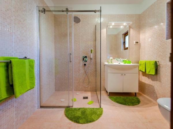 Apartments and Rooms Villa Dea ADULTS ONLY : photo 9 de la chambre appartement 1 chambre confort avec terrasse - vue sur jardin