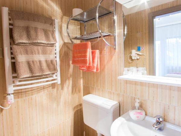 Vándor Vendégház : photo 9 de la chambre chambre lits jumeaux avec salle de bains privative