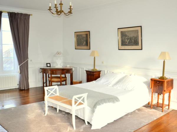 Clos de Bellefontaine B&B : photo 8 de la chambre chambre lit queen-size - vue sur jardin
