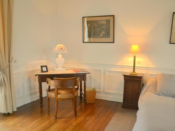 Clos de Bellefontaine B&B : photo 9 de la chambre chambre lit queen-size - vue sur jardin