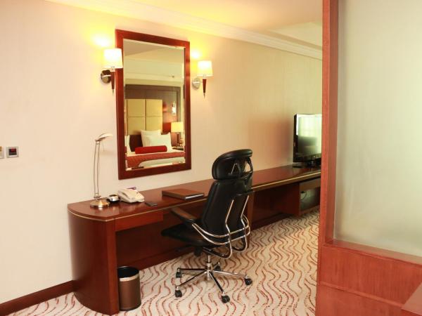 Park Regis Kris Kin Hotel : photo 7 de la chambre suite