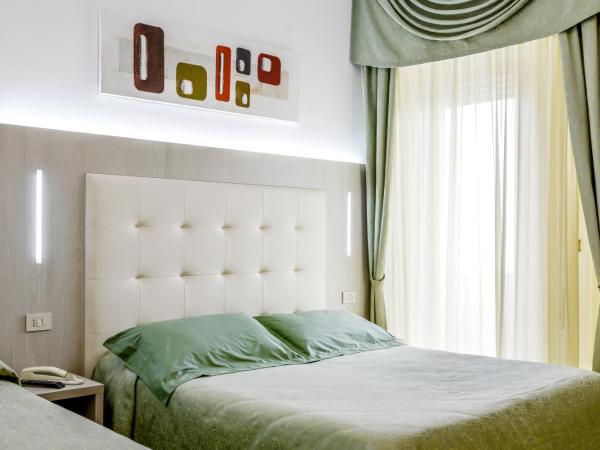 Hotel Corinna : photo 3 de la chambre chambre double ou lits jumeaux avec balcon - vue sur mer