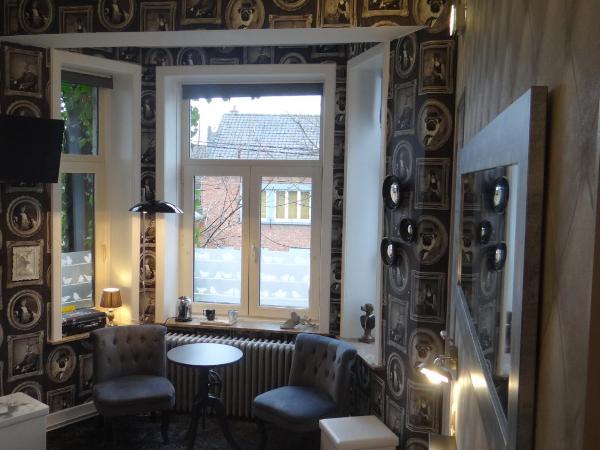 B&B Le Bonimenteur : photo 8 de la chambre noir et blanc - chambre double ou lits jumeaux avec salle de bains privative