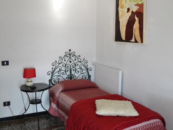 B&B Blue Home : photo 2 de la chambre chambre simple avec salle de bains commune