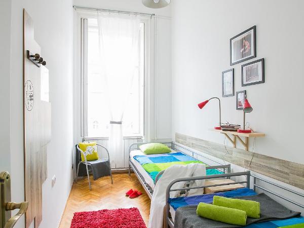 Friends Hostel & Apartments : photo 3 de la chambre chambre lits jumeaux Économique avec salle de bains commune