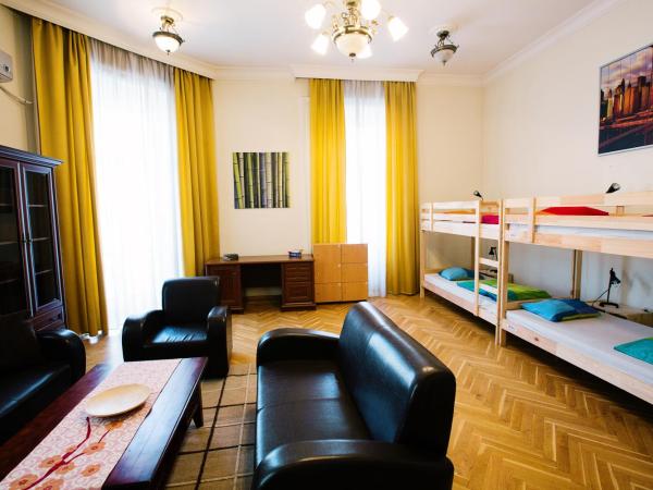 Friends Hostel & Apartments : photo 1 de la chambre lit dans dortoir féminin