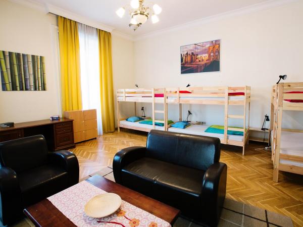 Friends Hostel & Apartments : photo 2 de la chambre lit dans dortoir féminin