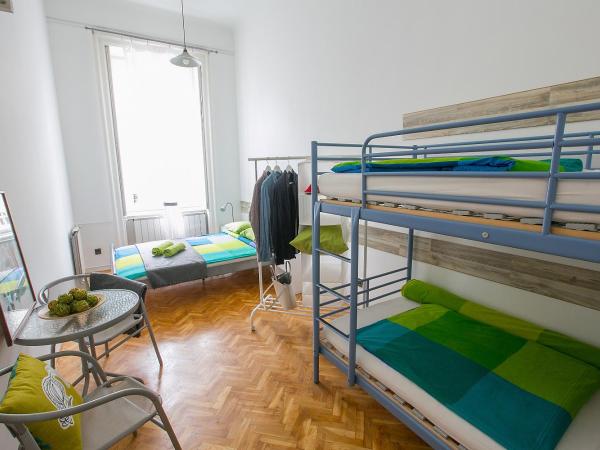 Friends Hostel & Apartments : photo 1 de la chambre chambre triple standard