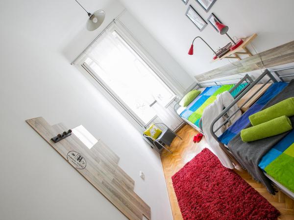 Friends Hostel & Apartments : photo 4 de la chambre chambre lits jumeaux Économique avec salle de bains commune