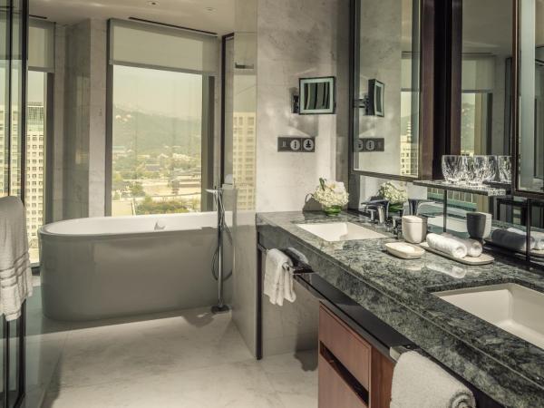 Four Seasons Hotel Seoul : photo 3 de la chambre suite lit king-size exécutive - vue sur palais