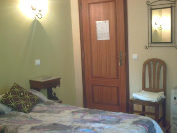 Guest House Capitao Mor : photo 1 de la chambre chambre double ou lits jumeaux avec salle de bains commune