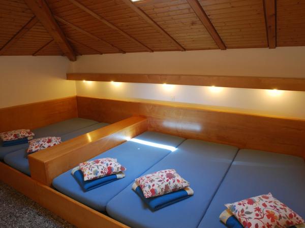 Hotel&Hostel Montarina : photo 1 de la chambre dortoir privé avec salle de bains commune (5 adultes)