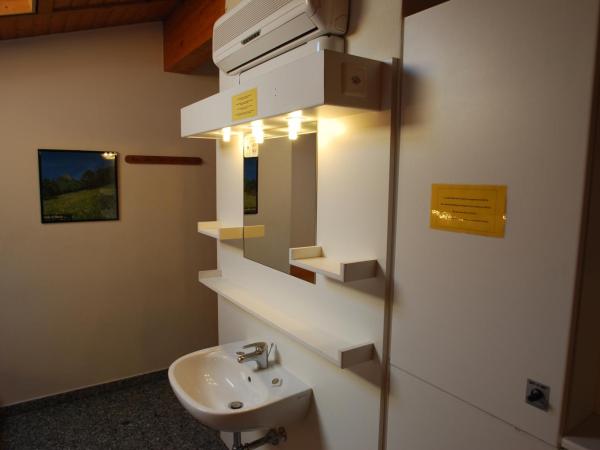 Hotel&Hostel Montarina : photo 3 de la chambre dortoir privé avec salle de bains commune (5 adultes)