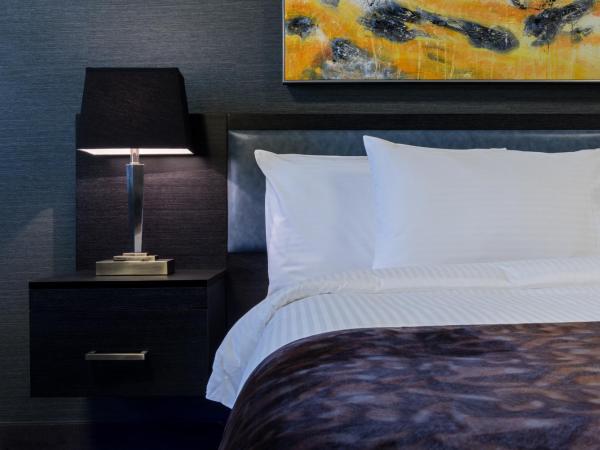 Applause Hotel Calgary Airport by CLIQUE : photo 2 de la chambre chambre lit king-size