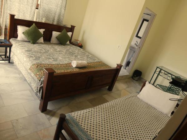 Sneh Deep Guest House : photo 3 de la chambre chambre triple avec balcon