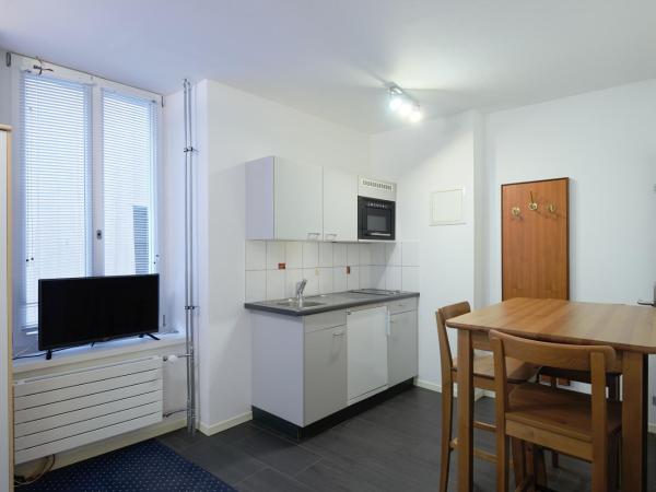 Hotel Hine Adon Fribourg : photo 9 de la chambre suite familiale 1 chambre avec kitchenette 