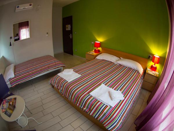 Hostel of the Sun : photo 9 de la chambre chambre triple avec salle de bains commune