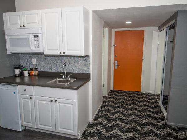 Siegel Select LV Strip-Convention Center : photo 1 de la chambre chambre lit king-size avec kitchenette