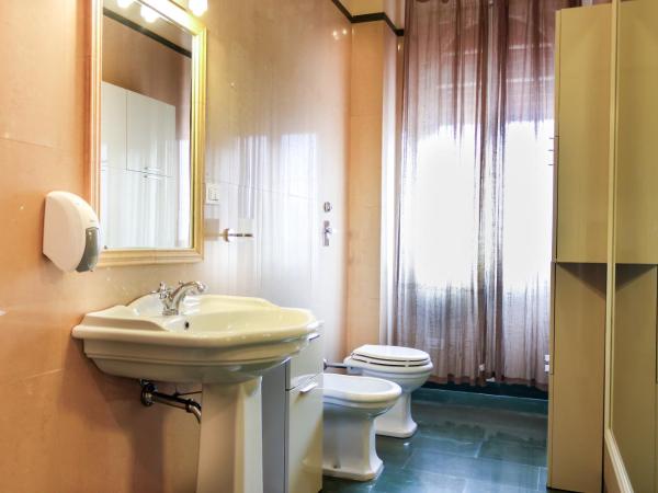 Hotel RossoVino Milano : photo 2 de la chambre chambre triple avec salle de bains privative