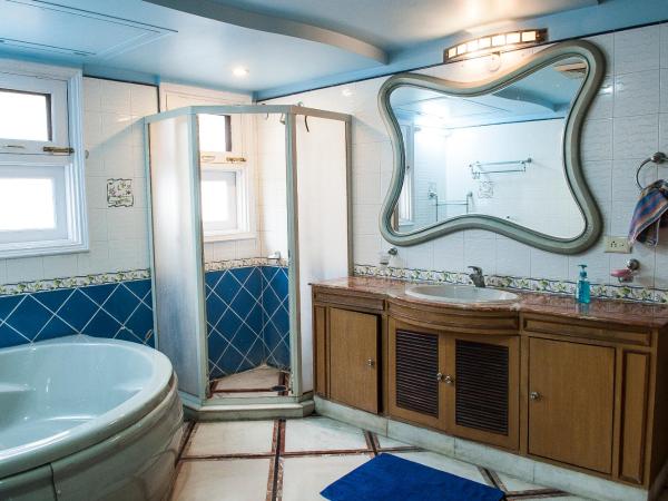 Villa 33 : photo 4 de la chambre chambre lit king-size avec balcon