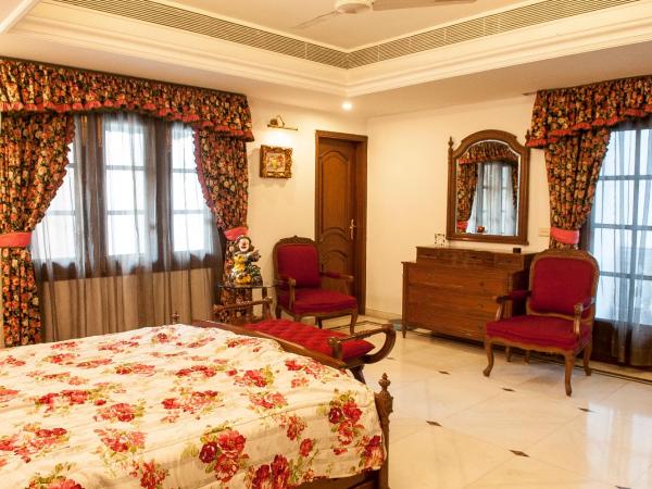 Villa 33 : photo 2 de la chambre chambre lit king-size avec balcon