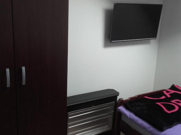 Hostel IN Club : photo 4 de la chambre chambre simple avec salle de bains commune