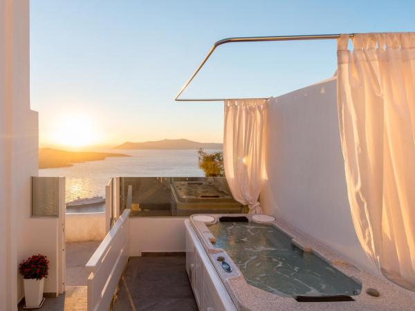 Villa Renos Hotel : photo 2 de la chambre grande suite avec jacuzzi - vue sur caldeira