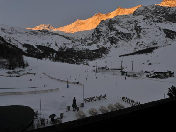 Hotel THE LARIX ski-in ski-out : photo 4 de la chambre chambre double sud