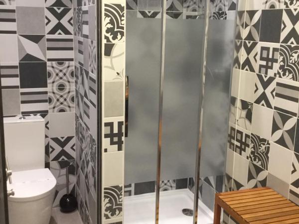 House Petit Lusa : photo 8 de la chambre chambre familiale avec salle de bains privative