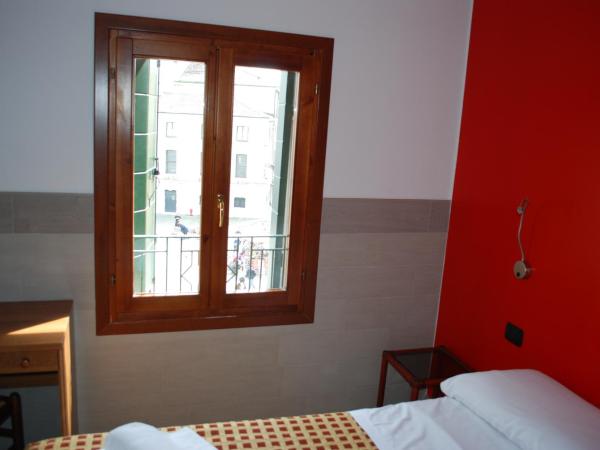 Hotel San Geremia : photo 2 de la chambre chambre double avec salle de bains privative extérieure