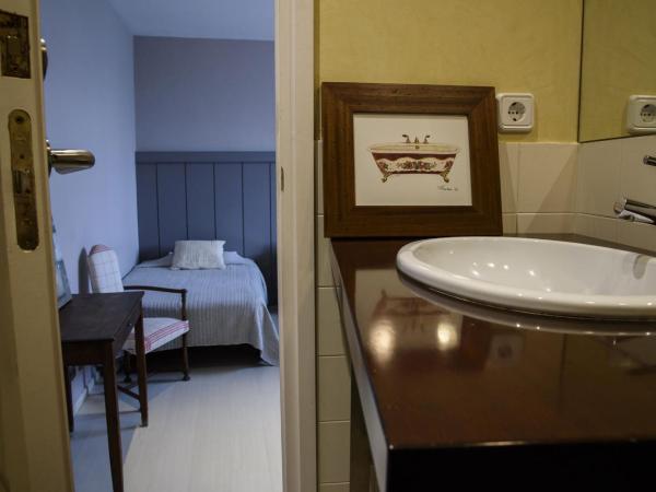Anita's Bed and Breakfast : photo 5 de la chambre chambre familiale avec baignoire