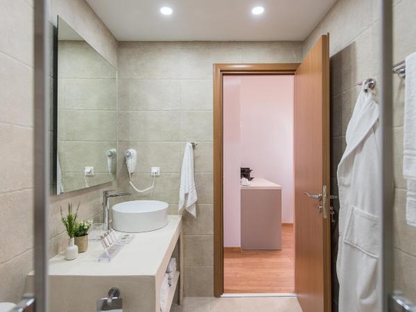 Bluebell Luxury Suites : photo 8 de la chambre suite deluxe avec balcon