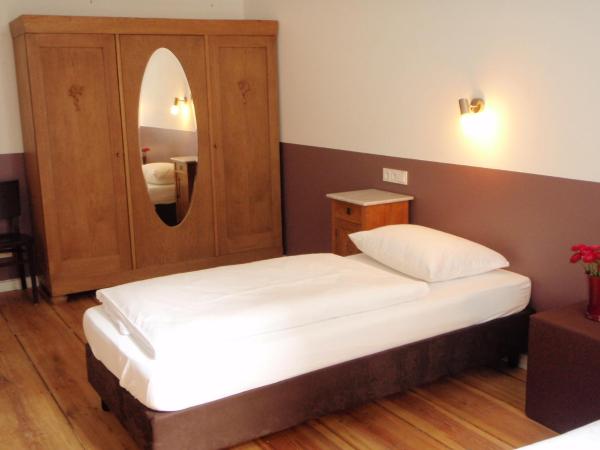 Grand Hostel Berlin Classic : photo 9 de la chambre chambre lits jumeaux avec salle de bains commune