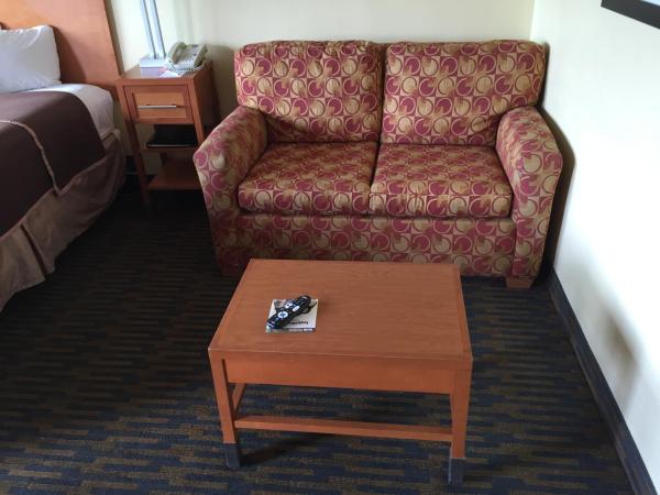 Howard Johnson by Wyndham San Diego Sea World : photo 3 de la chambre chambre lit king-size affaires avec canapé-lit – non-fumeurs