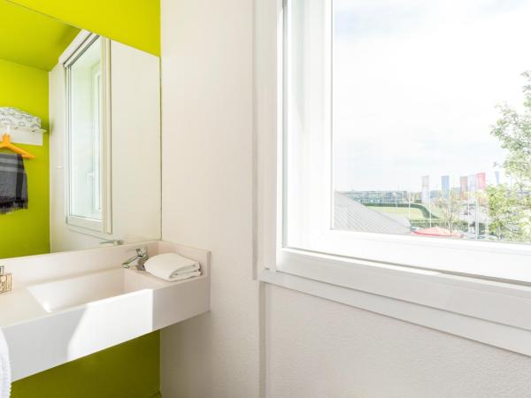 hotelF1 Gap : photo 3 de la chambre chambre lits jumeaux avec salle de bains commune