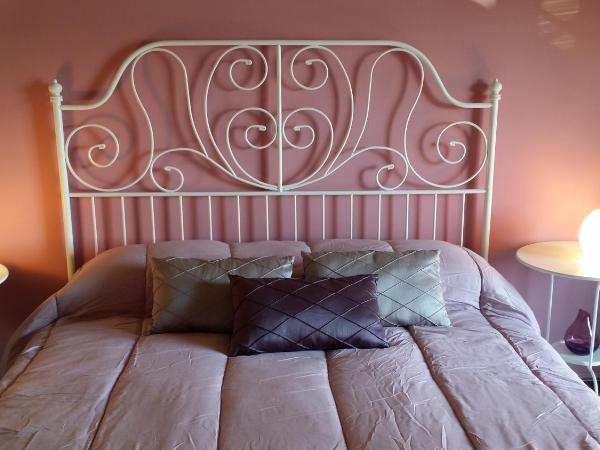 Aretè Guest House : photo 2 de la chambre chambre double rose avec balcon - vue sur mer