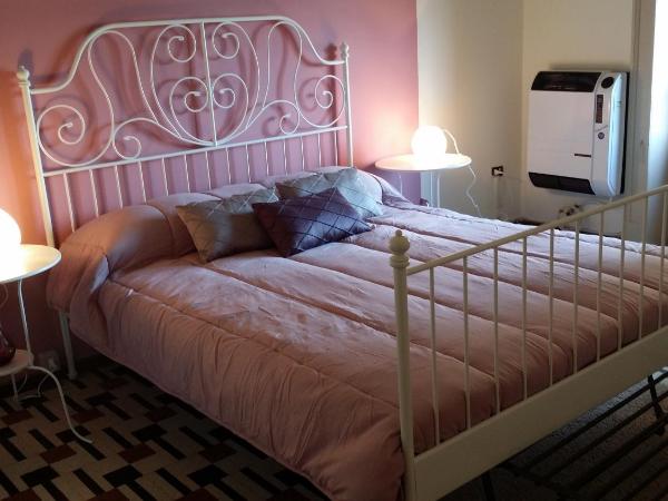 Aretè Guest House : photo 4 de la chambre chambre double rose avec balcon - vue sur mer