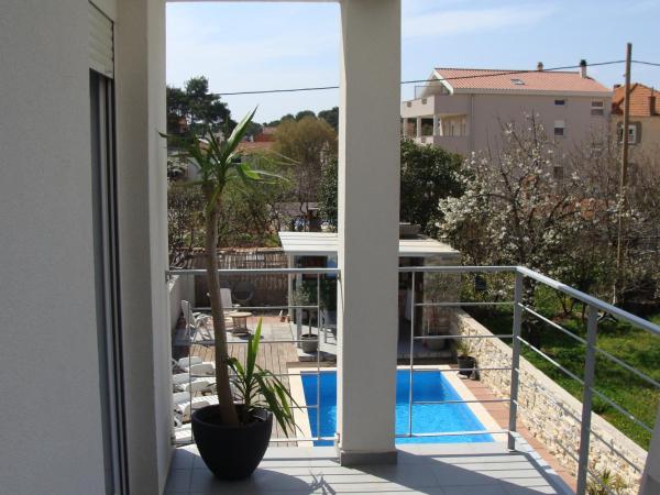 Guest House Dragić : photo 1 de la chambre appartement 1 chambre avec terrasse et vue sur le jardin