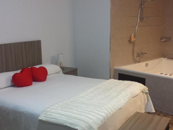 Alojamiento Jose Carlos : photo 4 de la chambre chambre double confort avec baignoire spa
