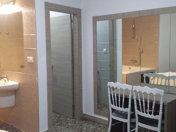 Alojamiento Jose Carlos : photo 6 de la chambre chambre double confort avec baignoire spa