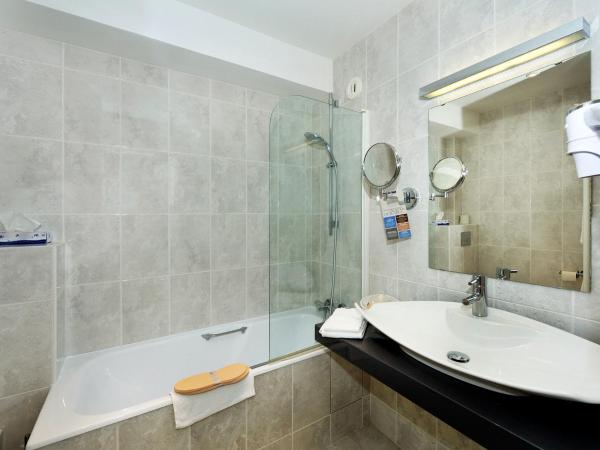 Kyriad Saumur Hyper Centre Hôtel Appartements et SPA soins Sothys Paris : photo 3 de la chambre chambre triple