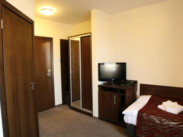 Hotel Kosmonauty Wrocław-Airport : photo 6 de la chambre chambre lits jumeaux