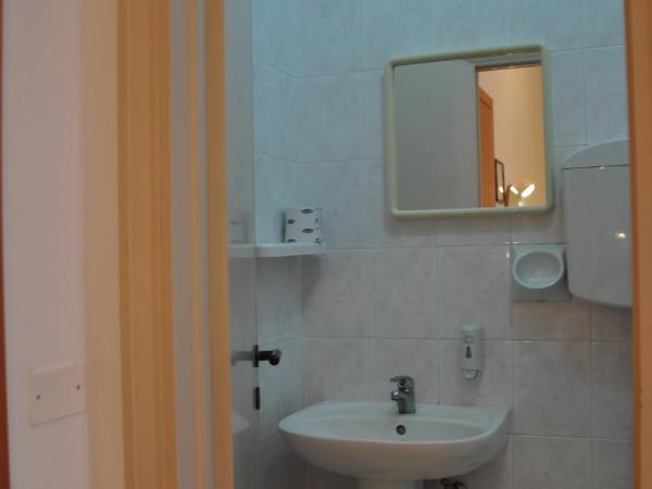 Hotel Villa Caterina : photo 7 de la chambre economy small double room