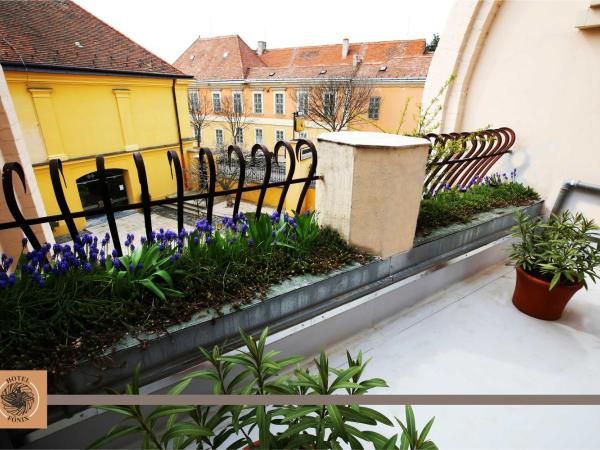 Hotel Főnix : photo 2 de la chambre chambre triple avec balcon