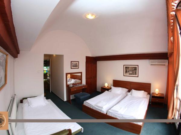 Hotel Főnix : photo 1 de la chambre chambre triple avec balcon