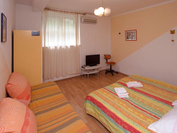 Guest house with garden - Zuvan : photo 2 de la chambre appartement 3 chambres (8 adultes)