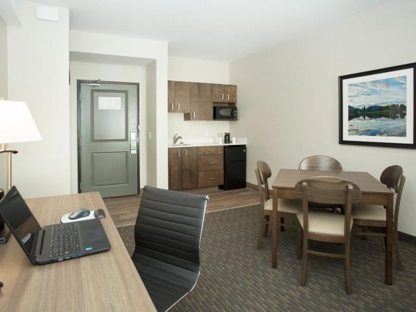 Wingate by Wyndham Calgary Airport : photo 4 de la chambre suite studio lit king-size - non-fumeurs