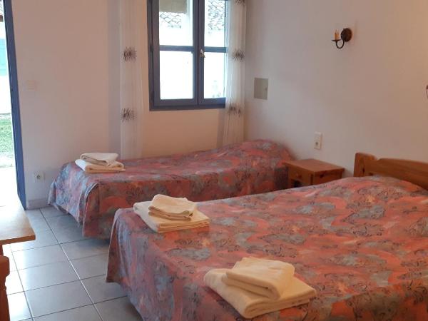 Le Mas de Mon Pere : photo 3 de la chambre chambre triple avec salle de bains